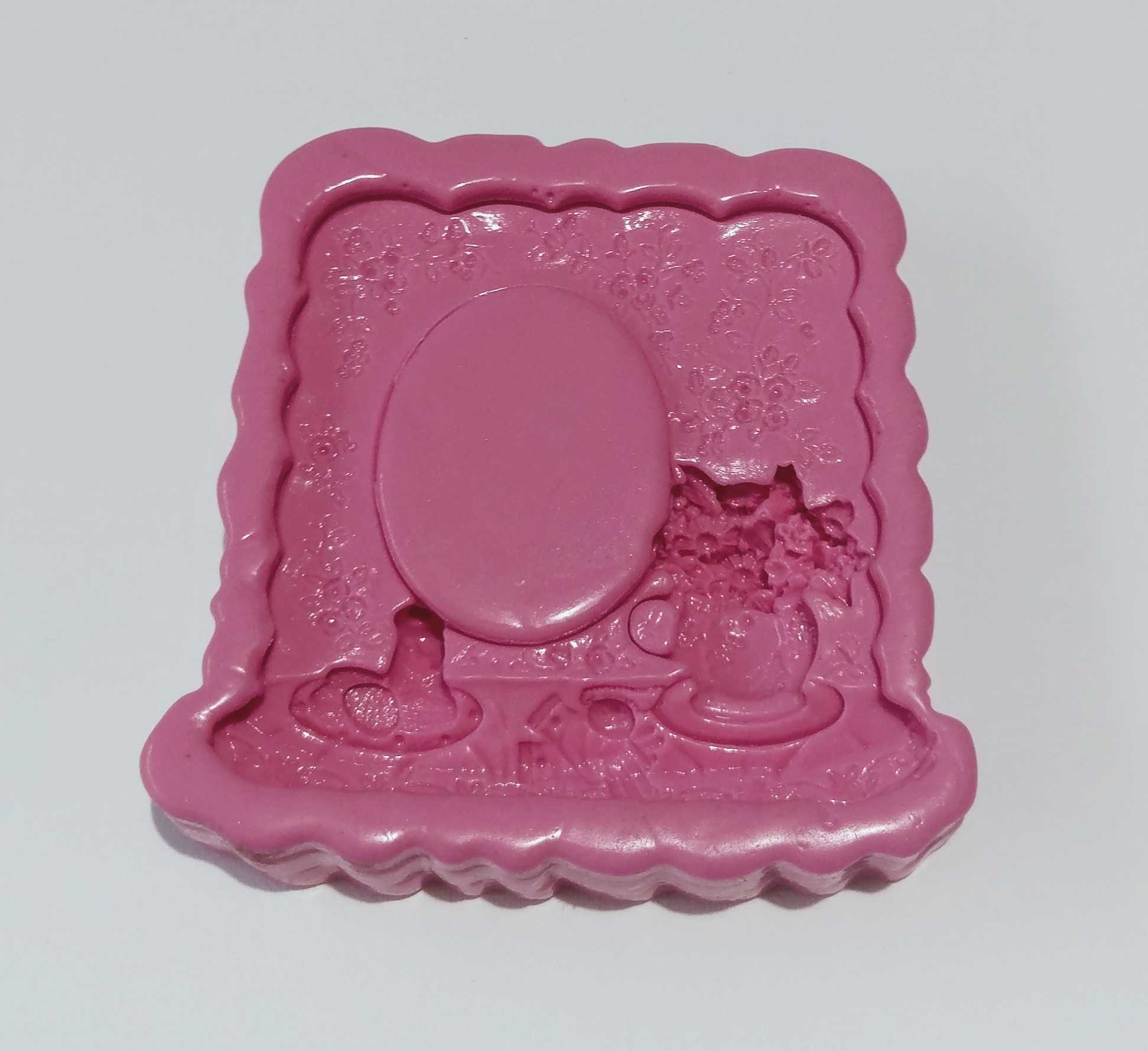 Picture Frame in a Vase (MH471) - Atelier Detail View 1